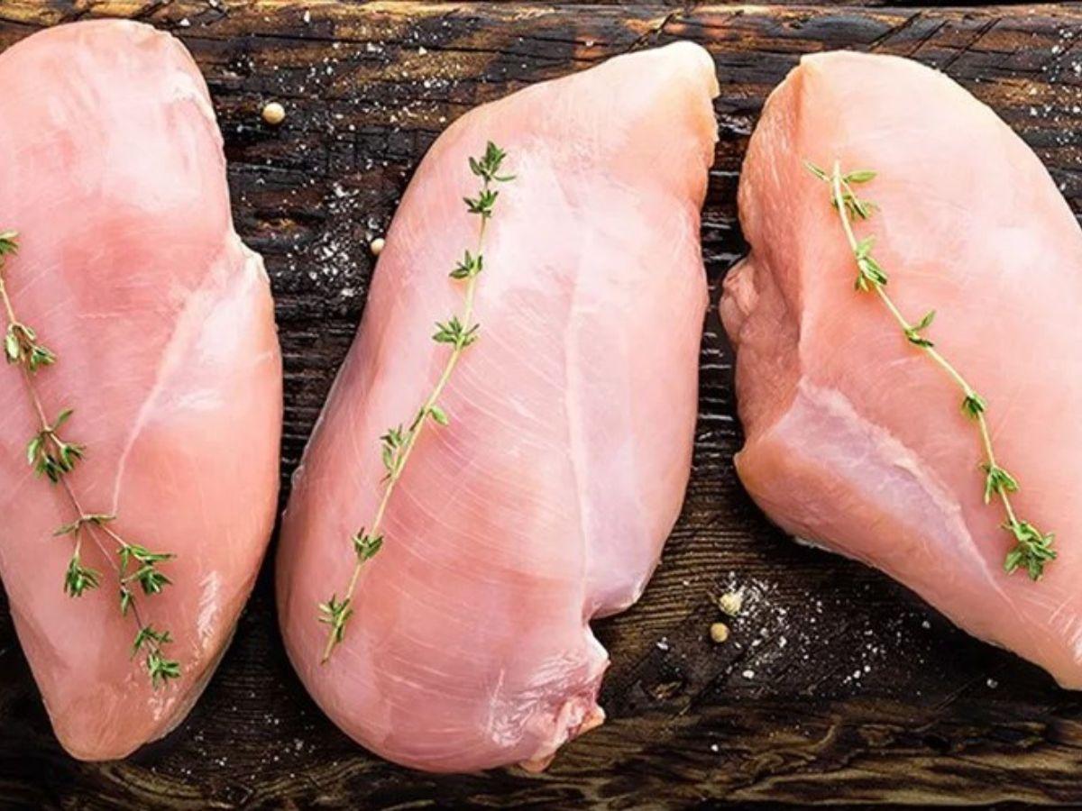 Ức gà là một trong những thực phẩm giàu protein được ưa chuộng nhất