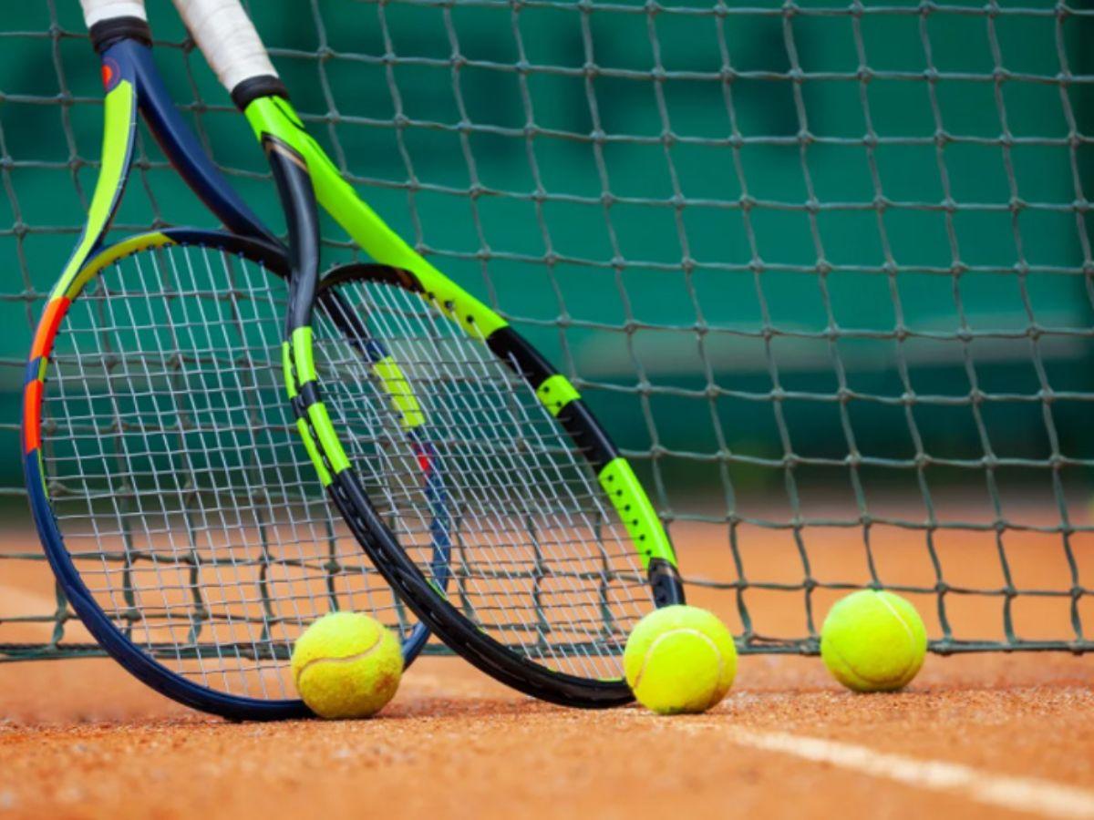 Vợt tennis là dụng cụ quan trọng nhất