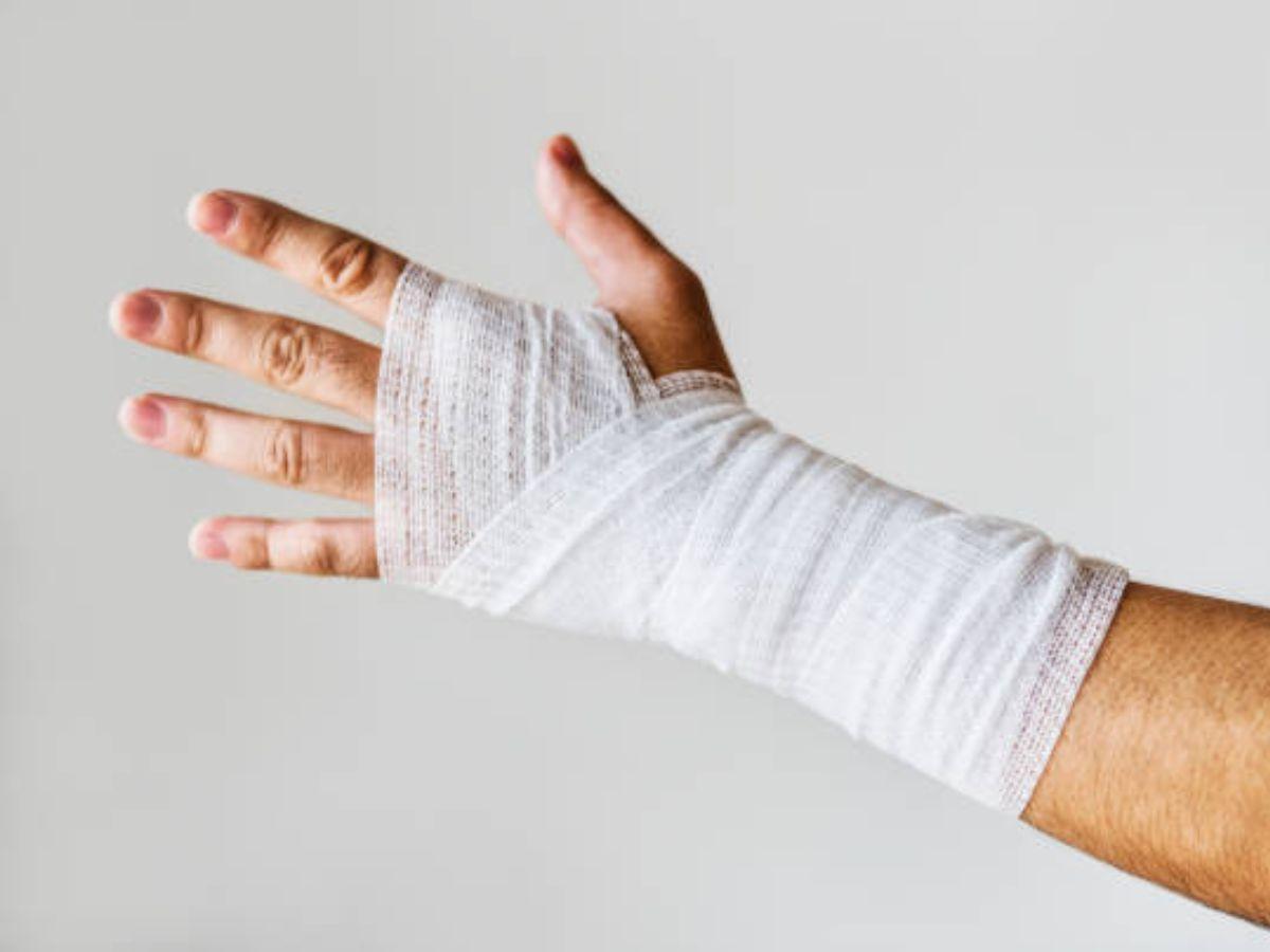 Dùng gạc y tế hoặc khăn sạch ép nhẹ lên vết thương để cầm máu