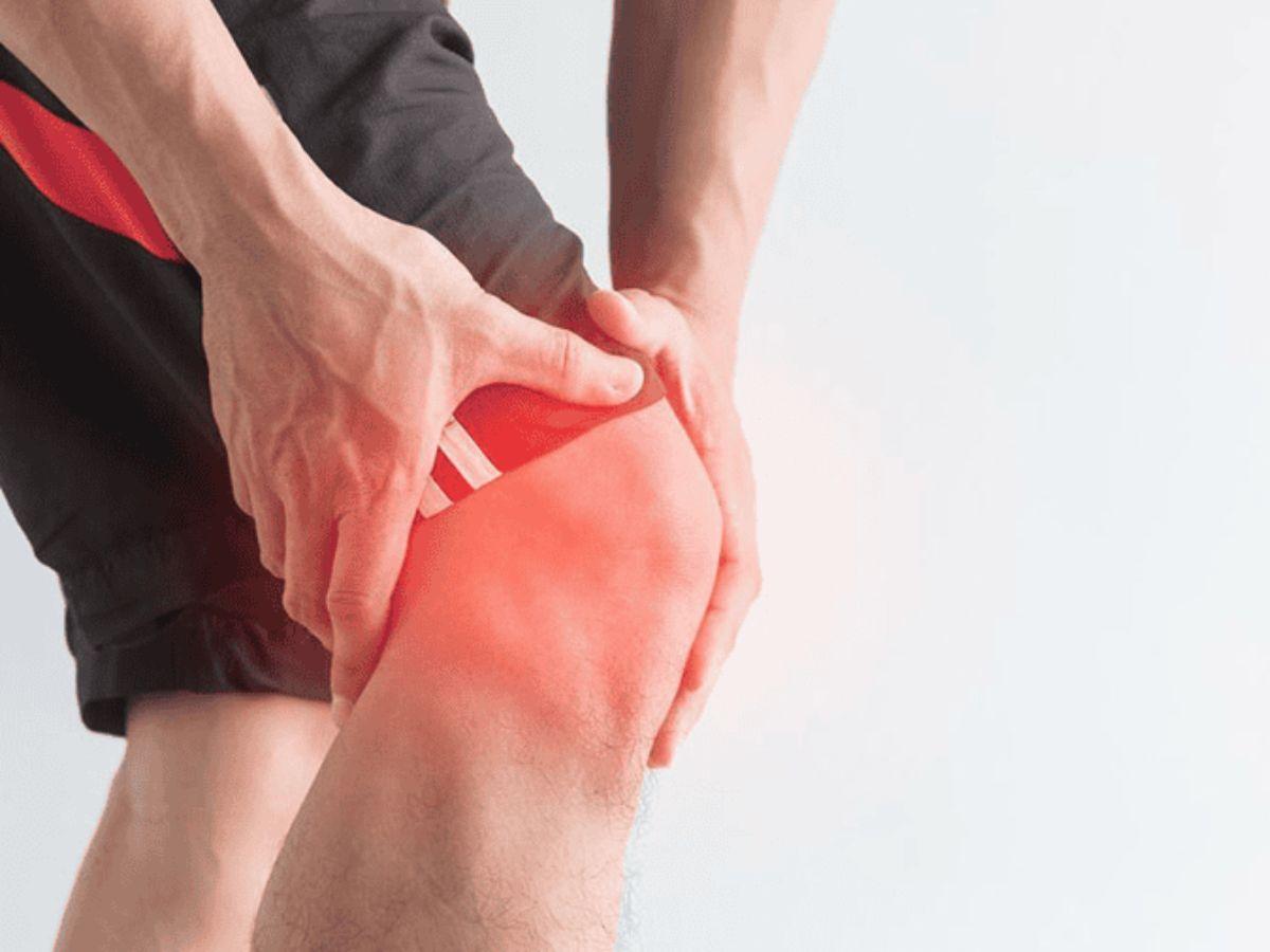 Người bị chấn thương đầu gối thường đau nhức, sưng, khó gập hoặc duỗi thẳng đầu gối