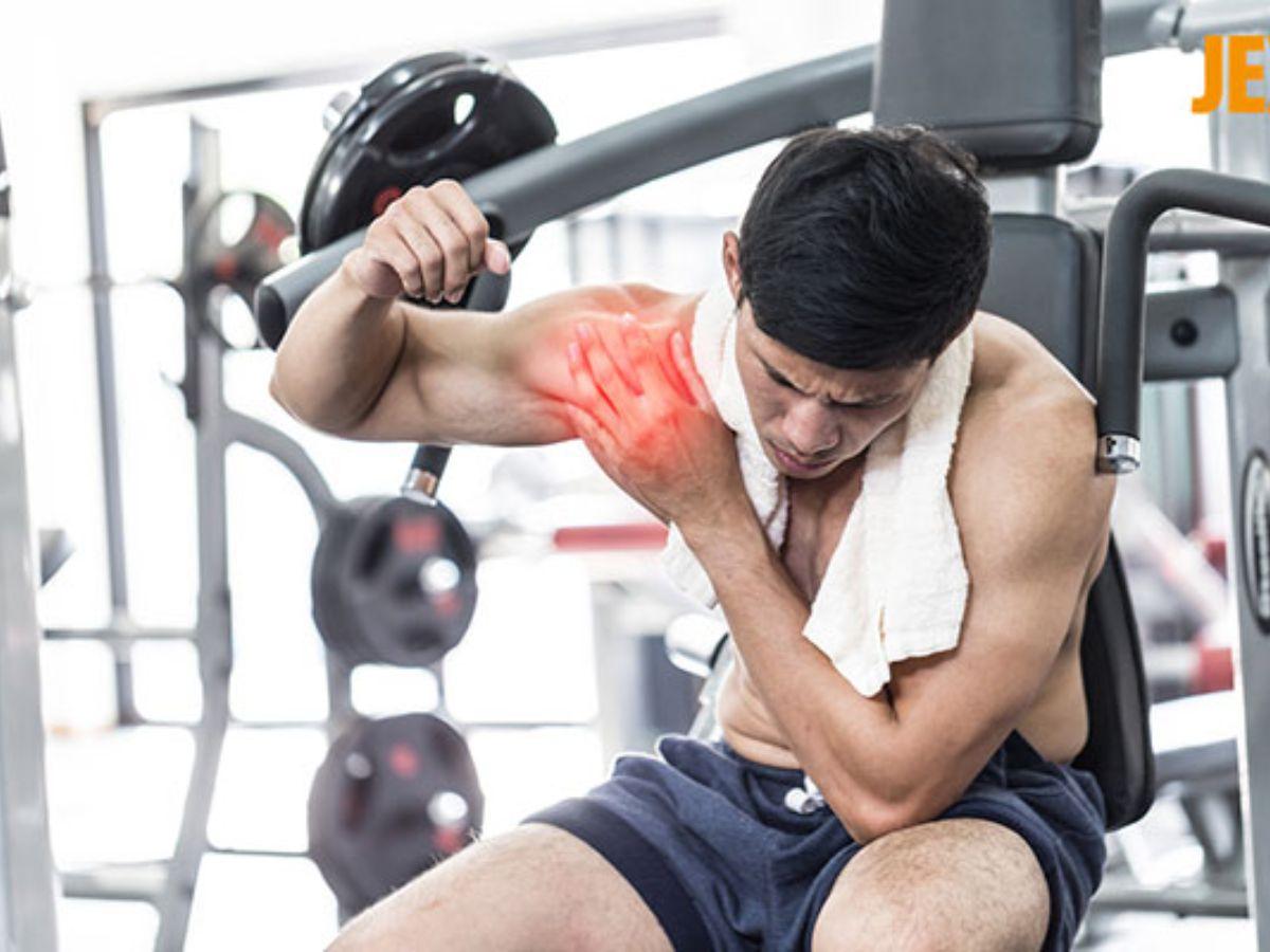 Chấn thương vai thường xảy ra khi bạn thực hiện các động tác mạnh hoặc sai tư thế