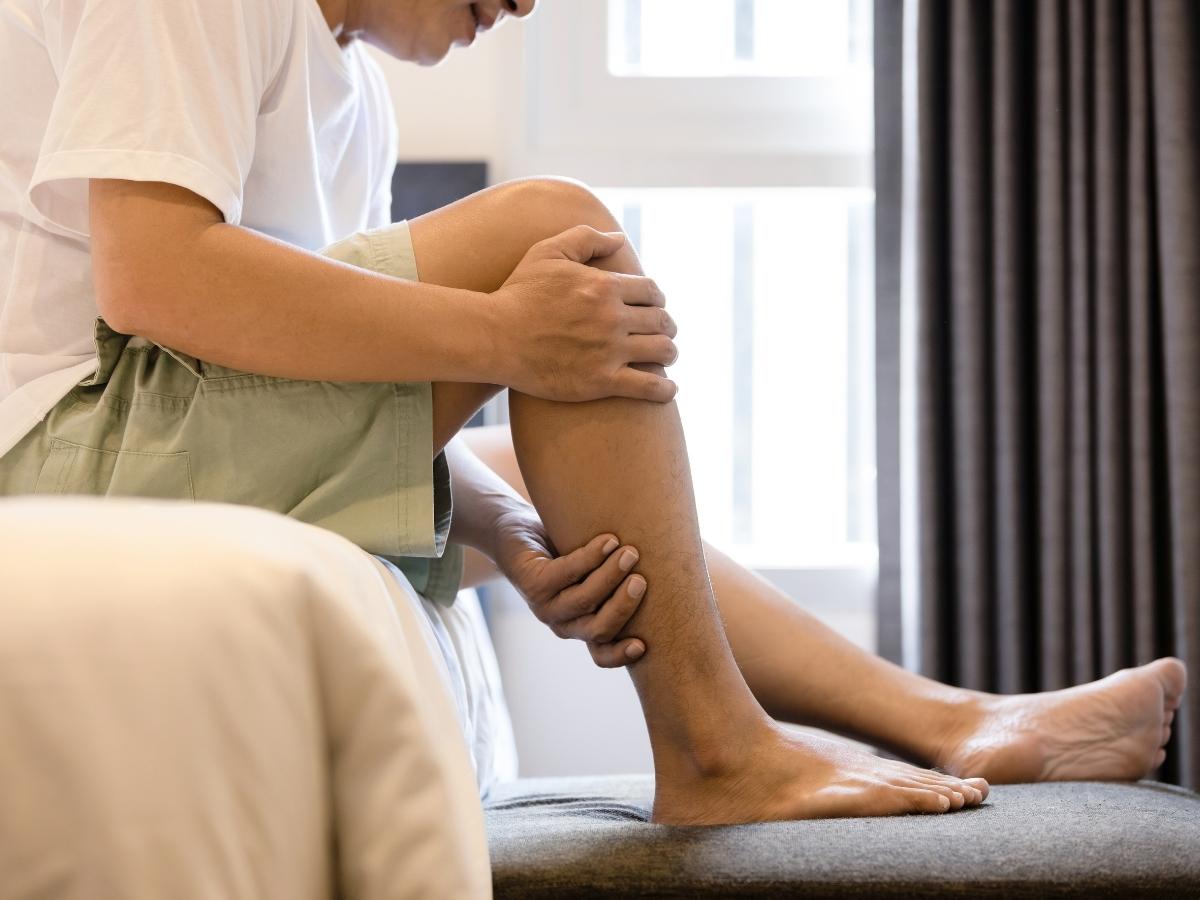 Căng cơ bắp chân là tình trạng các sợi cơ bị kéo căng quá mức