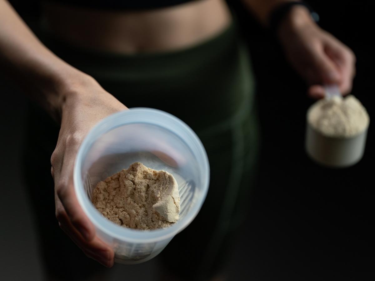 Uống whey protein trước khi ngủ để có nguồn protein tiêu hóa chậm để nuôi dưỡng cơ bắp suốt đêm