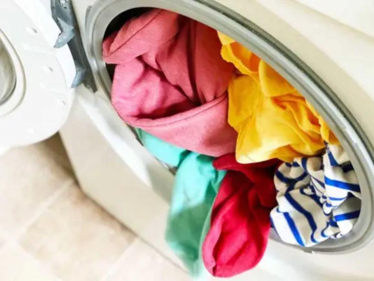 Giặt máy với chế độ mạnh khiến quần nhanh chóng phai màu