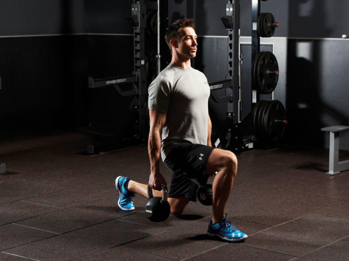 Lunges không chỉ giúp phát triển cơ chân và mông mà còn rèn luyện sự cân bằng