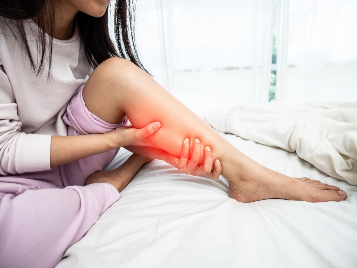 Khi bị căng cơ bắp chân, cơ thể sẽ xuất hiện nhiều triệu chứng khó chịu