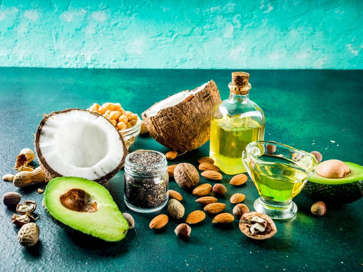 Dầu ô liu, bơ, hạt lanh cung cấp chất béo không bão hòa giúp duy trì các hormone quan trọng