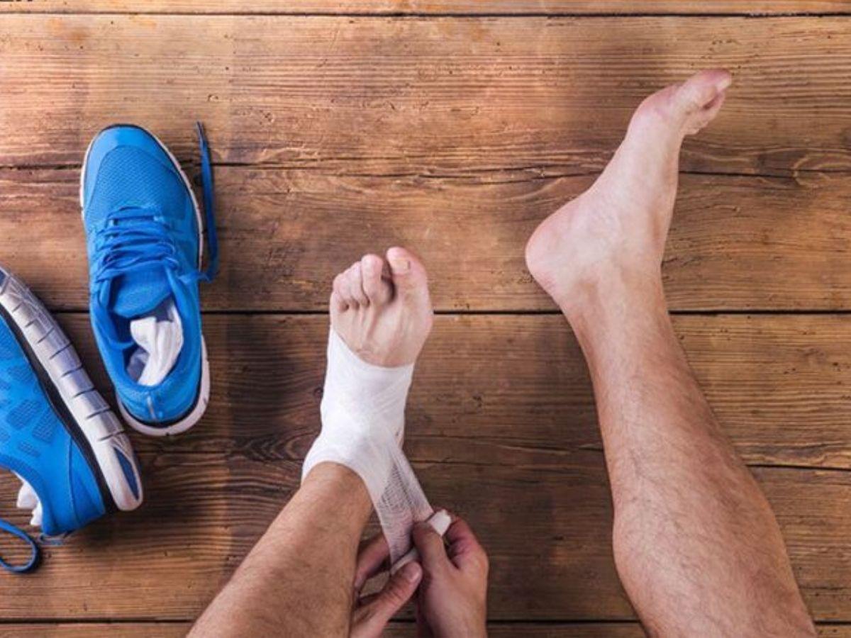 Người bị viêm gân Achilles thường cảm thấy đau ở phần gót chân hoặc bắp chân