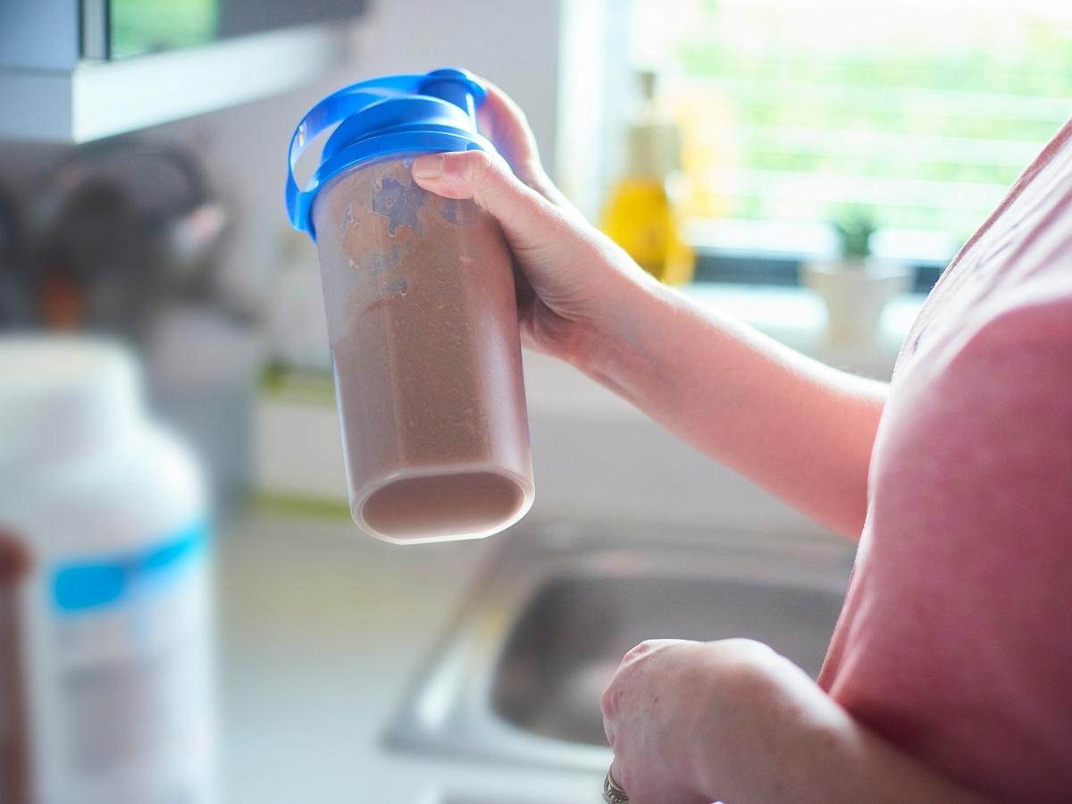 Bổ sung whey protein kết hợp với chế độ tập luyện hợp lý giúp duy trì khối lượng cơ bắp