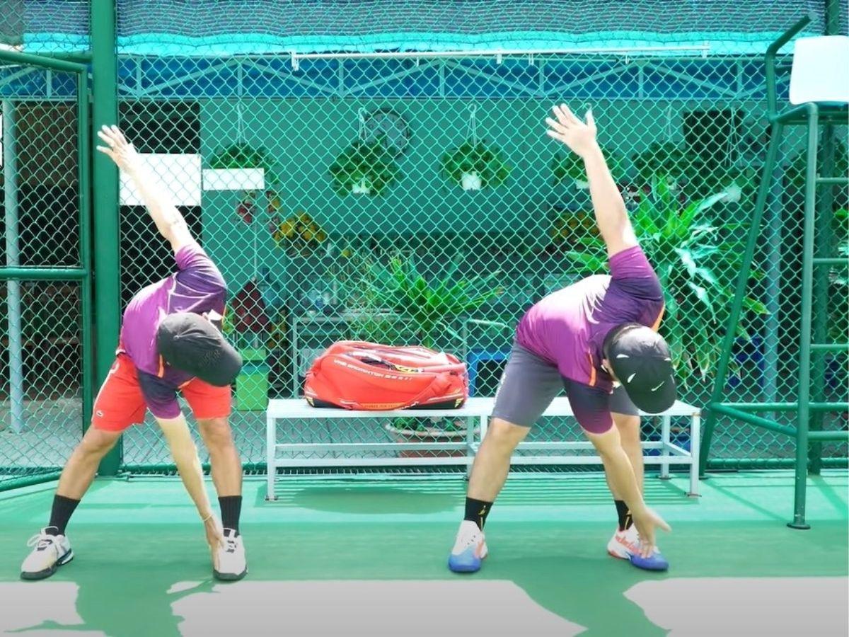 Khởi động kỹ trước khi chơi tennis