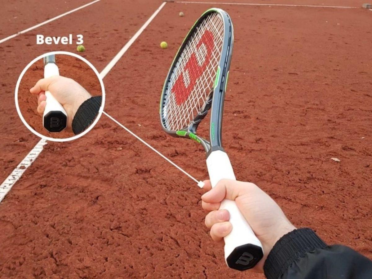 Cầm vợt tennis chuẩn để phát bóng hiệu quả