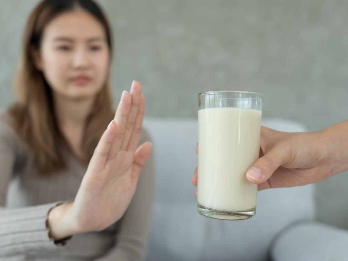 Người bị dị ứng sữa hoặc không dung nạp lactose có thể gặp tình trạng đầy hơi, tiêu chảy khi uống whey