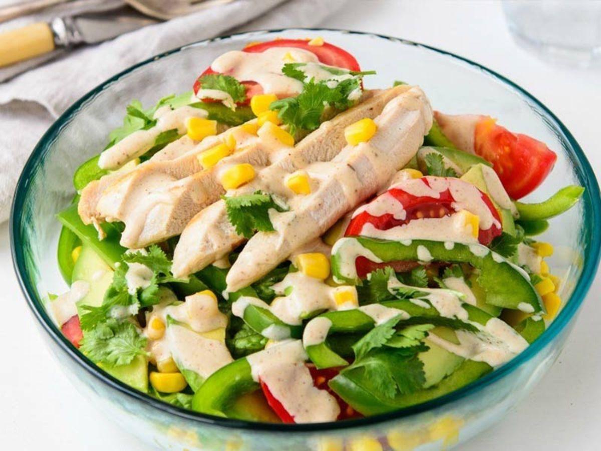 Salad ức gà là món ăn kèm cung cấp protein cho cơ thể 