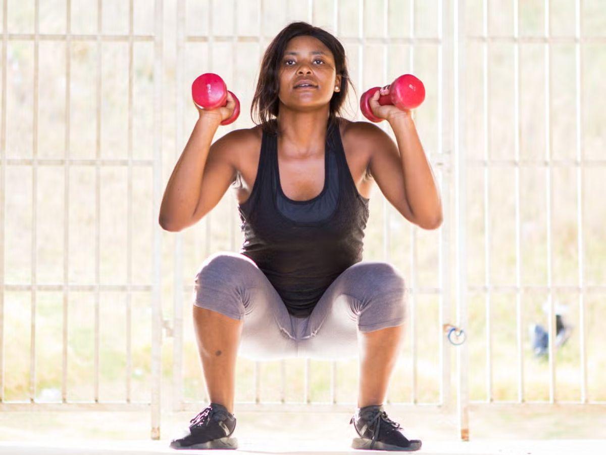 Squat Kết Hợp Đẩy Tạ Tay Lên Cao