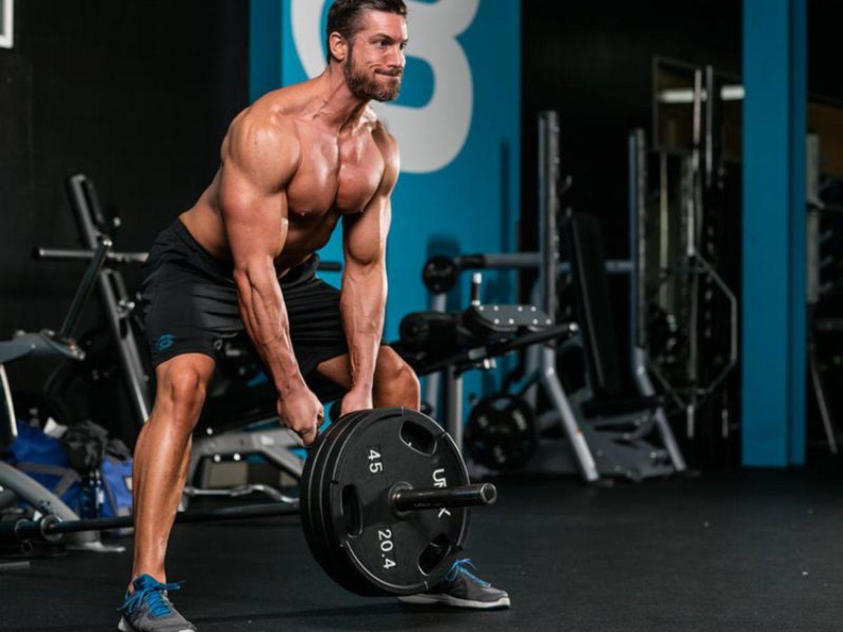 Standing T-Bar Row: Tăng cường cơ lưng giữa và cơ xô.