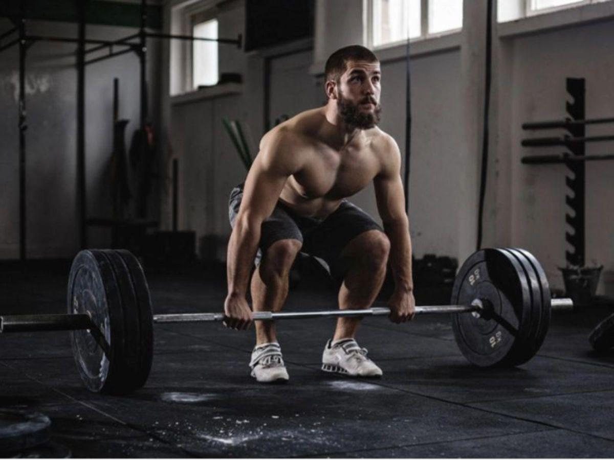 Deadlift: Phát triển sức mạnh toàn thân, đặc biệt là lưng dưới, mông, đùi.