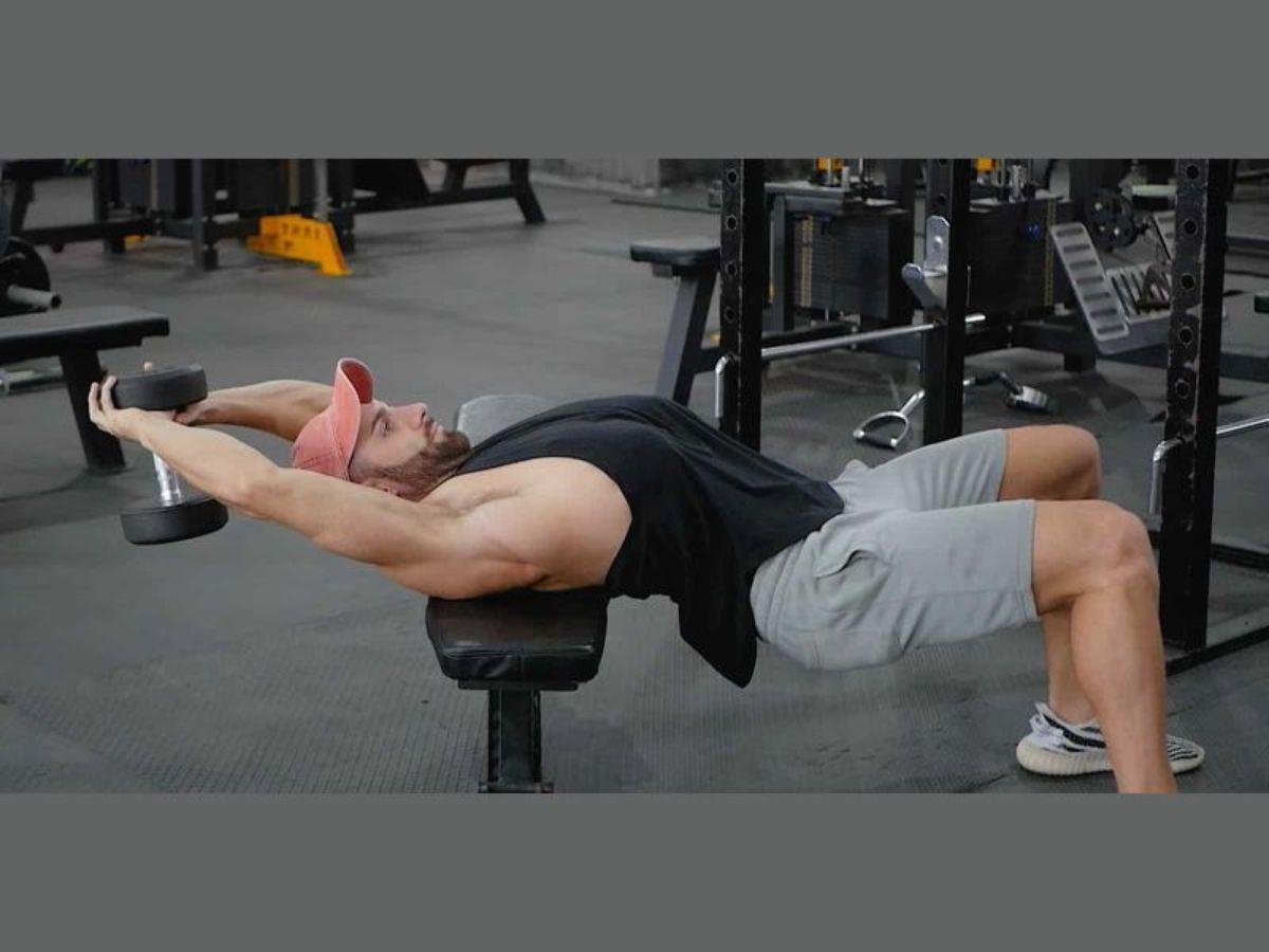 Dumbbell Pullover: Mở rộng lồng ngực, tác động cơ lưng (xô) và ngực
