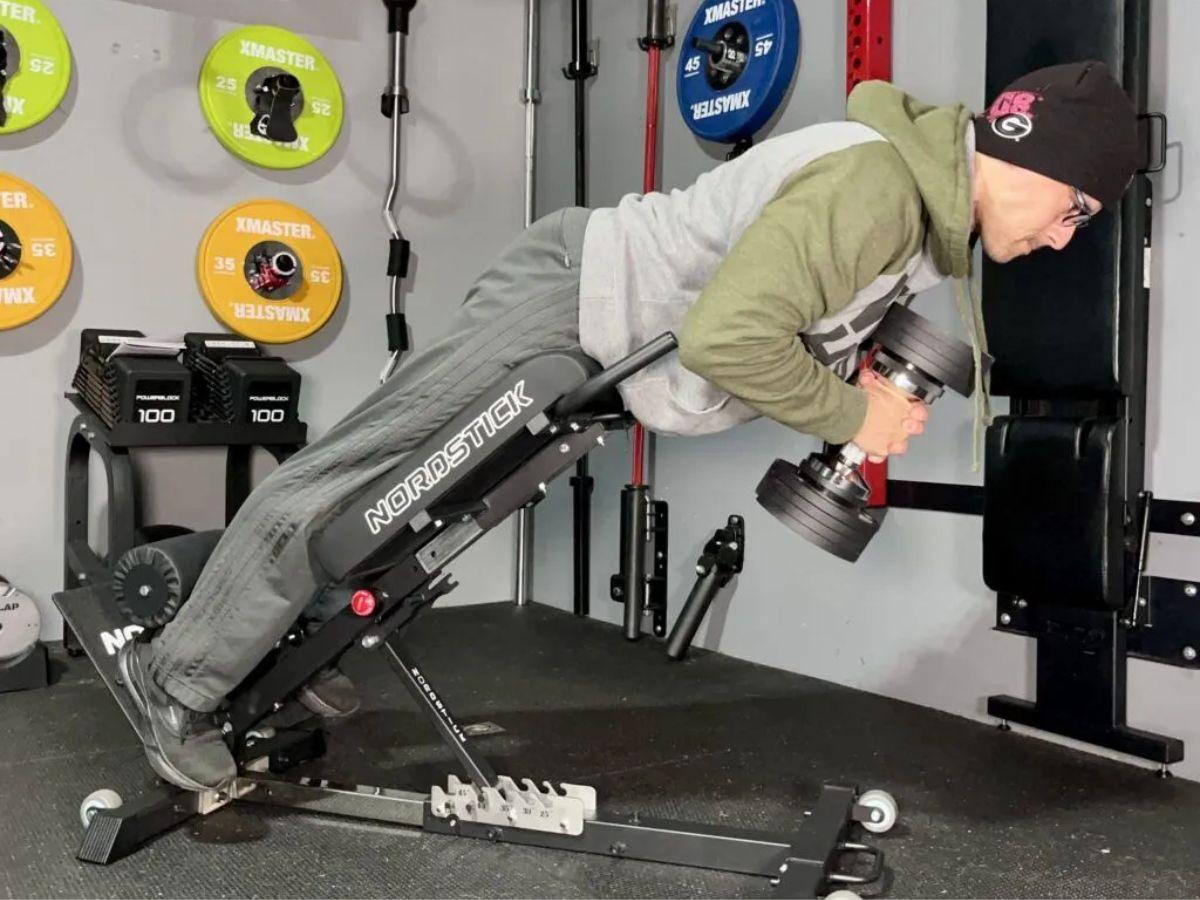 Lying Lateral Raise: Tập trung vào cơ cầu vai và cơ delta sau