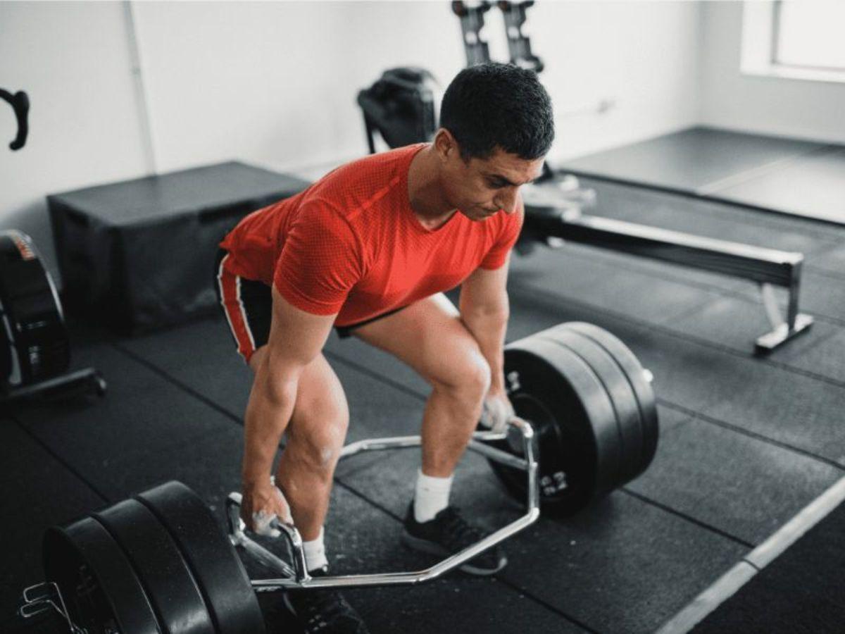 Deadlift với Trap Bar: Giảm áp lực lưng dưới, dễ thực hiện hơn Deadlift thường.