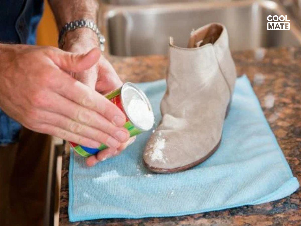 Vệ sinh giày da lộn bằng bột bắp