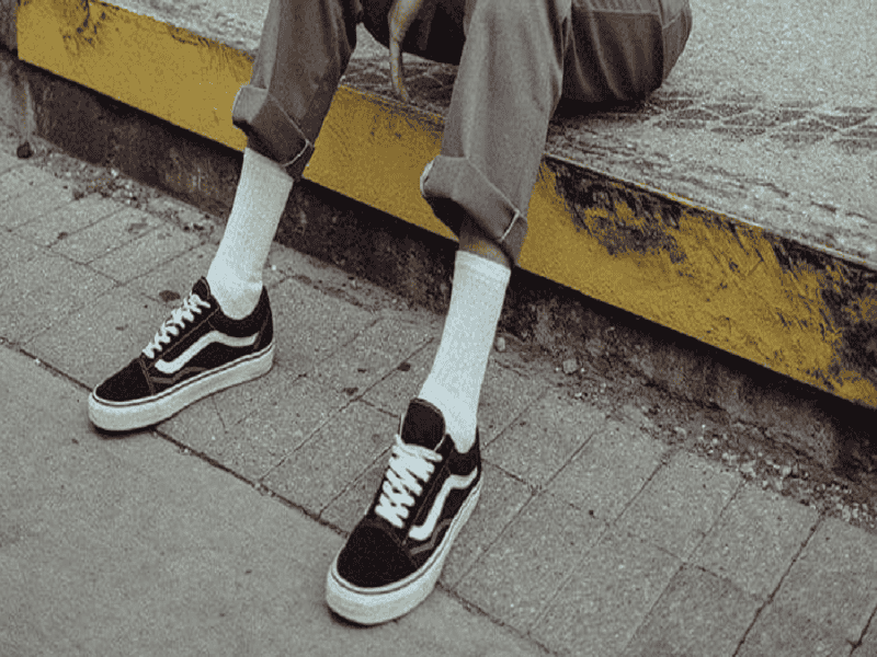 Bomber nhung tăm, quần Jean xắn gấu và giày Vans Classic
