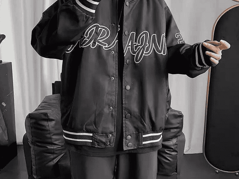 Áo bomber phối cùng giày Vans và quần Jean