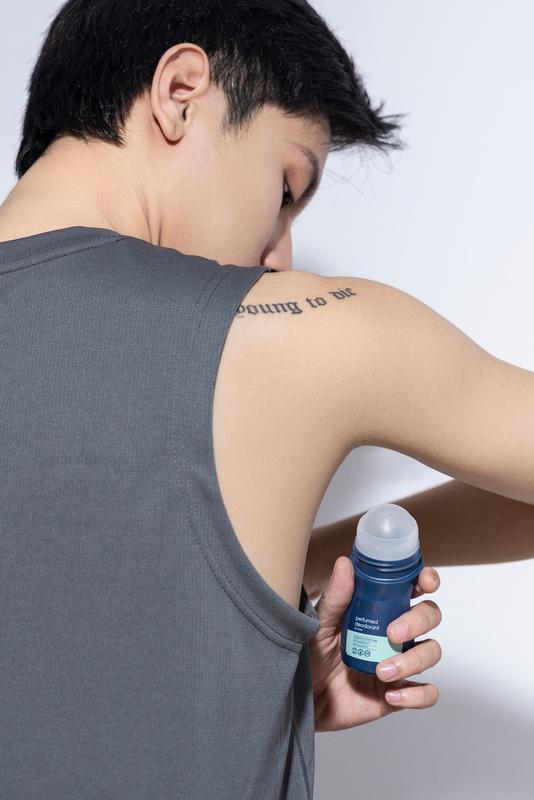 Lắc đều và lăn lượng vừa đủ lăn khử mùi
