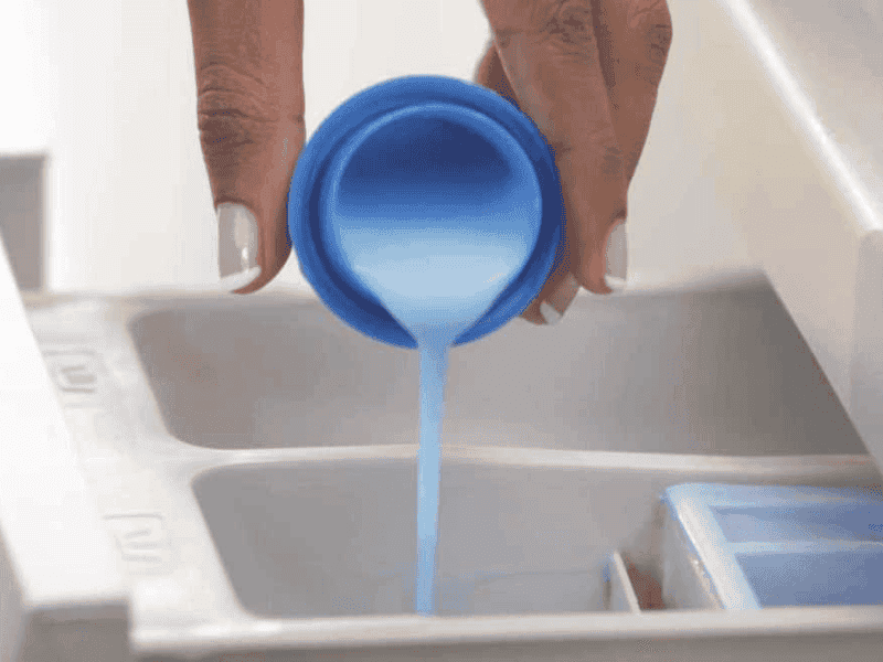 Giặt áo bomber nỉ với nước giặt phù hợp