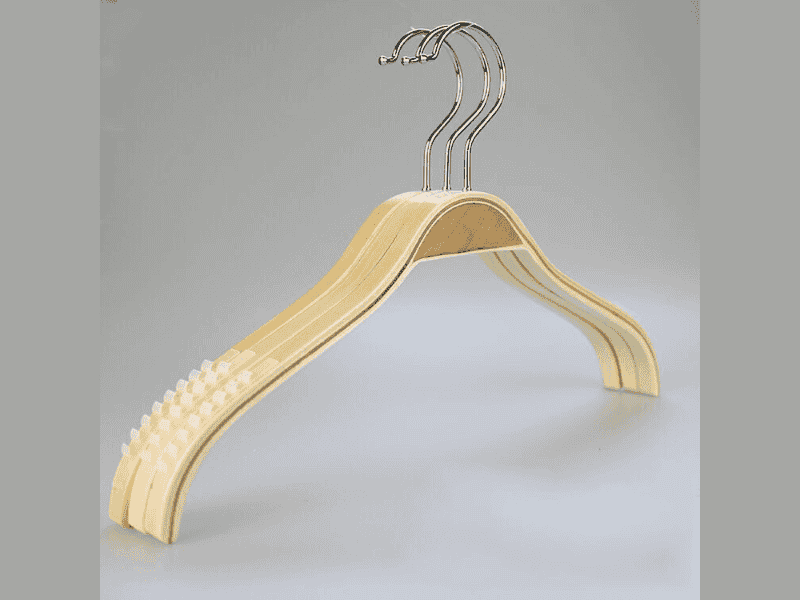 Sử dụng móc gỗ treo áo