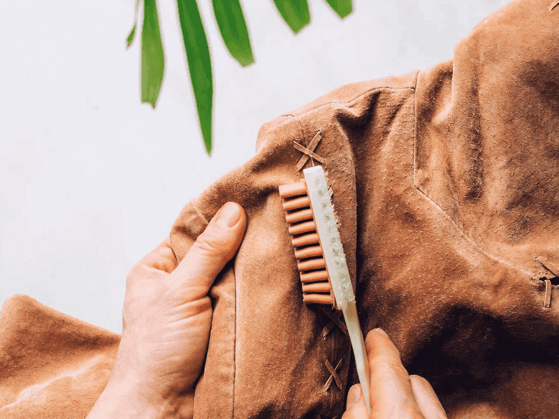 Giặt áo khoác bomber da lộn bằng tay