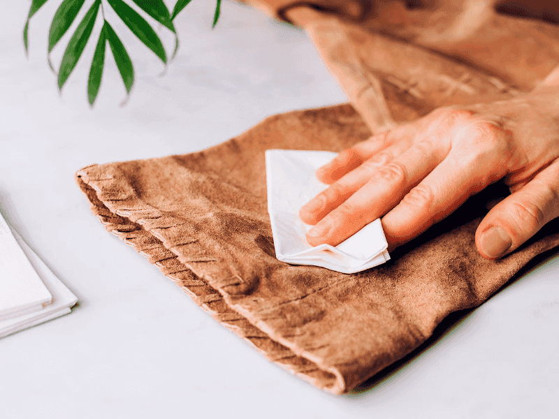 Những lưu ý khi giặt áo khoác bomber da lộn