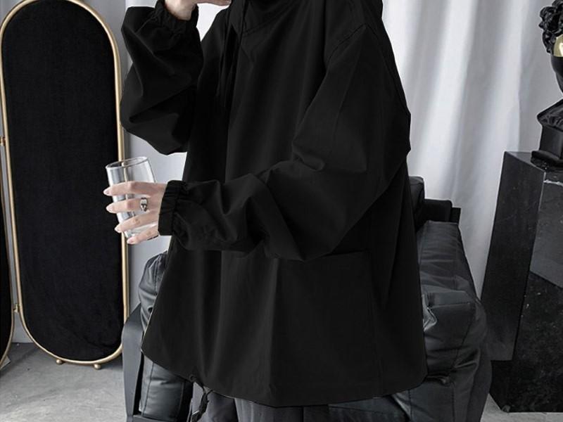 Bạn có thể mặc áo hoodie với áo khoác kaki.