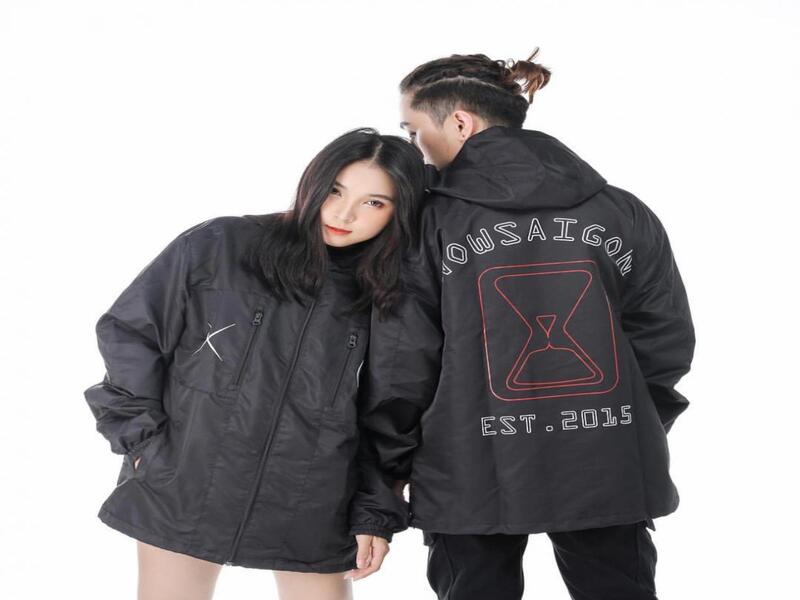 Áo khoác gió local brand NowSaiGon với kiểu dáng năng động