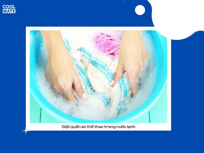 cach-giat-do-the-thao-khong-bi-phai-mau-3655