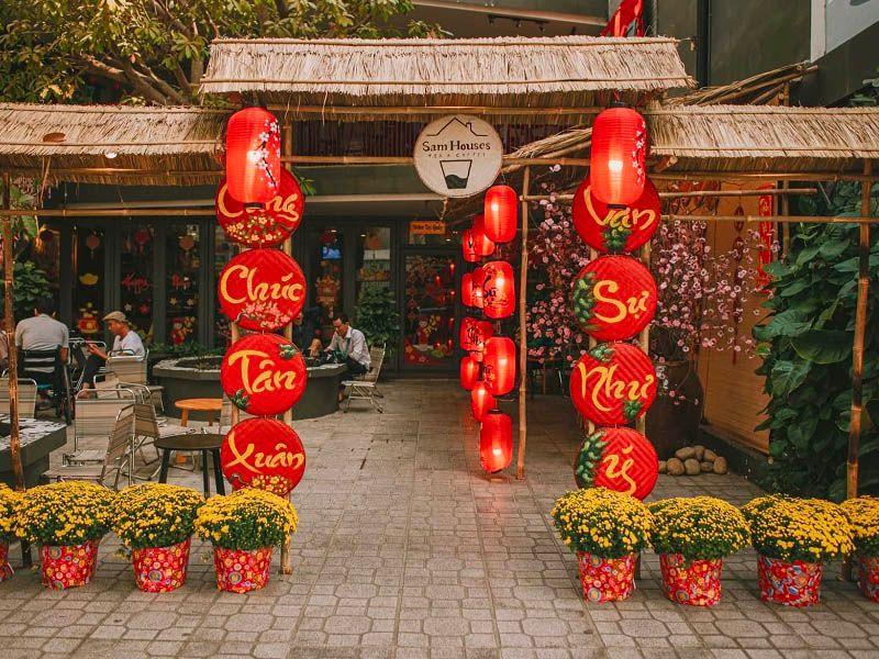 Thêm phụ kiện đèn lồng đỏ Tết cho quán