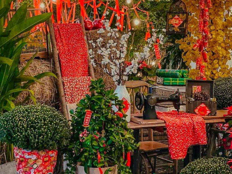 Trang trí quán cafe dịp Tết bằng những chiếc máy may, vải đỏ thắm