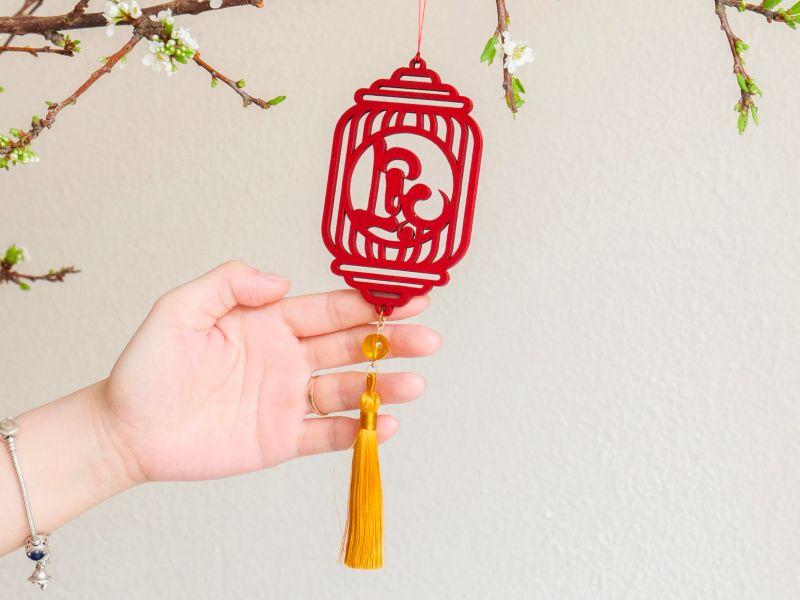 Dùng những dây lộc treo gỗ để trang trí