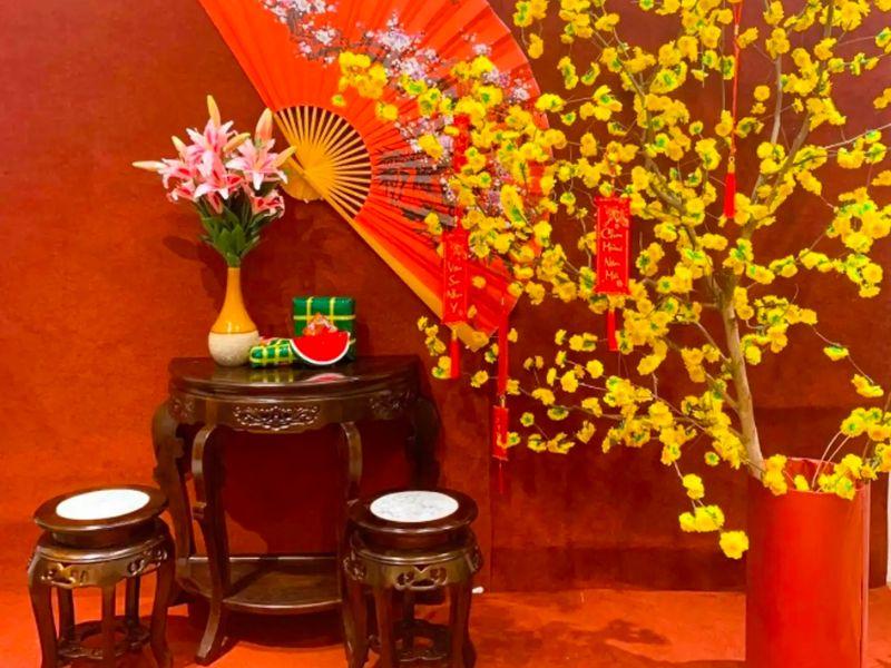 Tạo góc check-in với bộ bàn ghế gỗ, chậu mai đầu lân