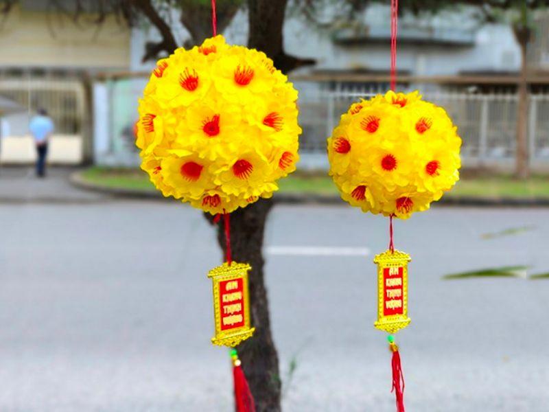 Trang trí Tết cho quán cafe với những quả cầu hoa