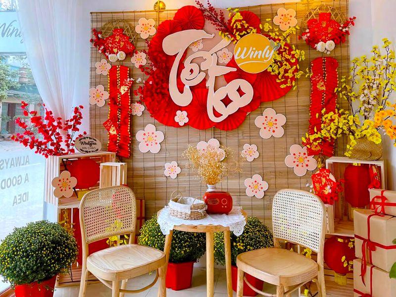 Trang trí không gian quán với cành hoa đào, hoa mai, quất cảnh