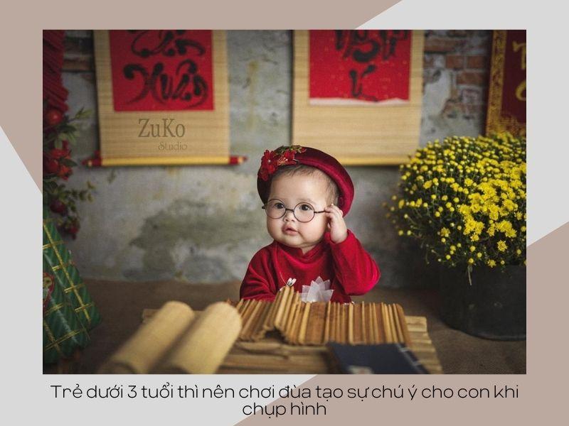 Trẻ dưới 3 tuổi thì nên chơi đùa tạo sự chú ý cho con khi chụp hình 