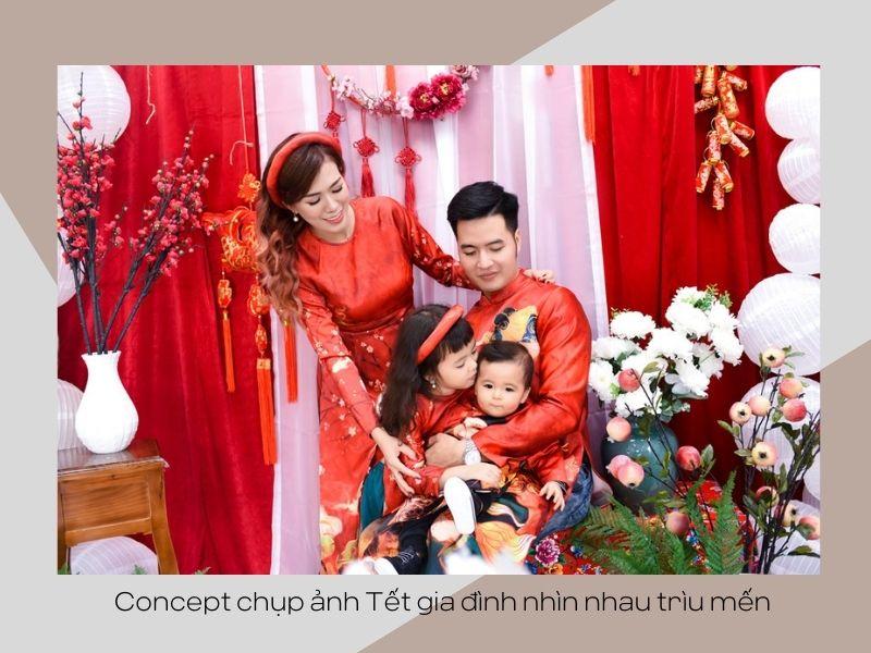 Concept chụp ảnh Tết gia đình nhìn nhau trìu mến 