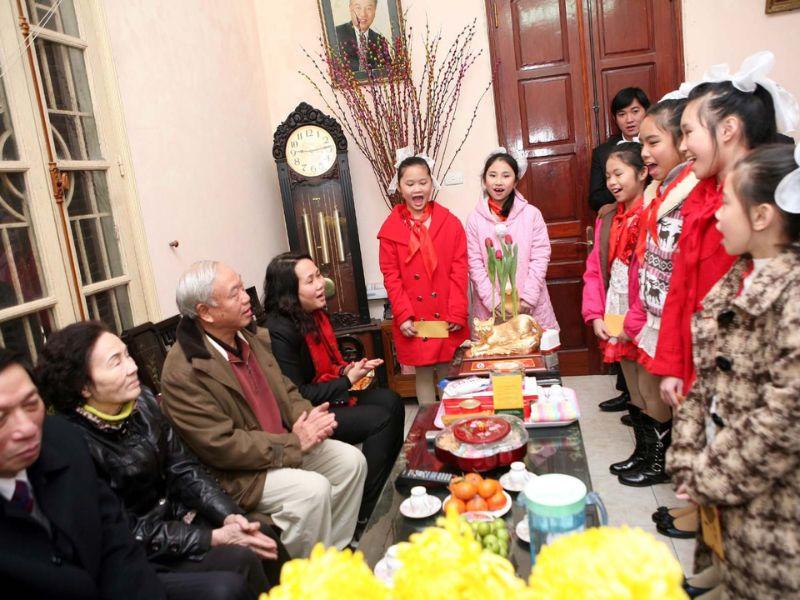 Con cháu sum vầy chúc Tết sẽ là món quà ý nghĩa nhất tới ông bà