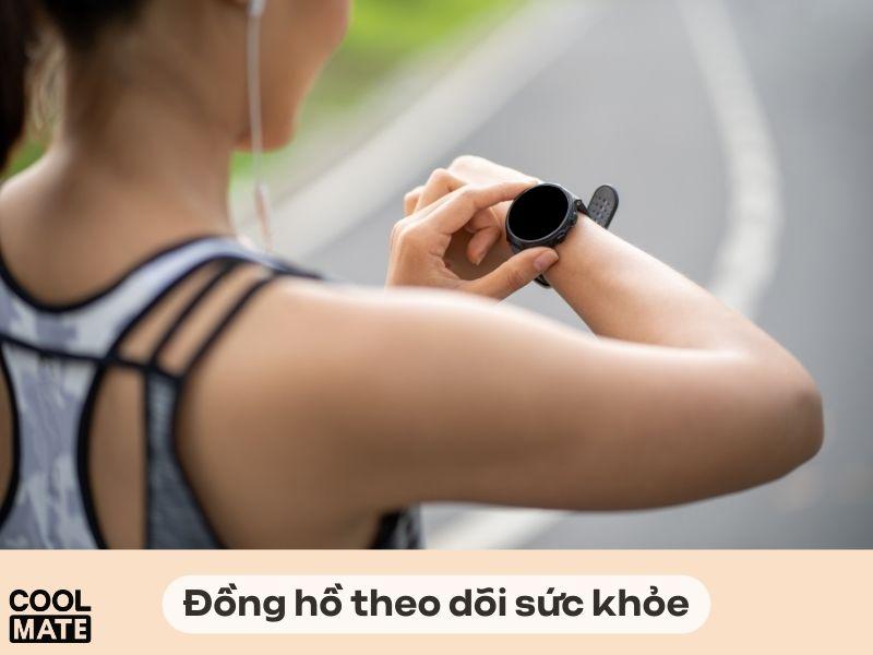 Đồng hồ thông minh đo số bước chân trên quãng đường chạy. 