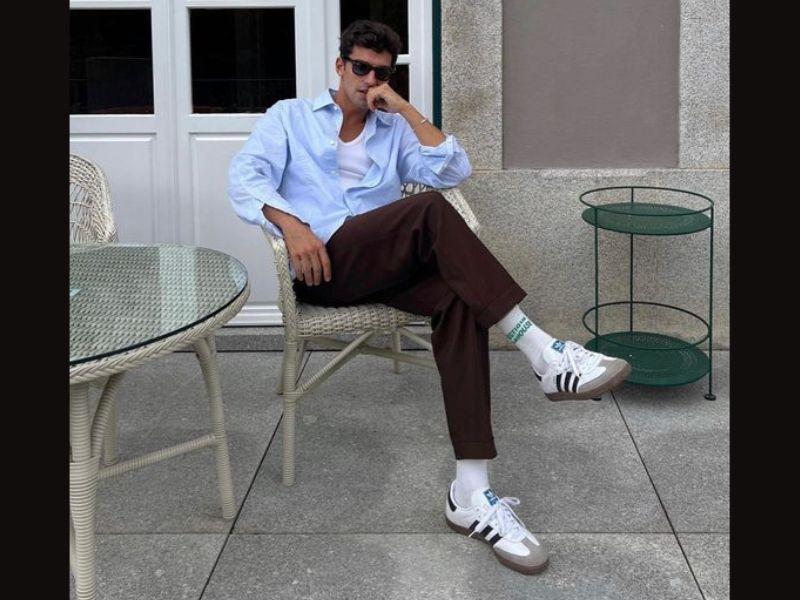 Sneaker chi tiết vệt đen phổ biến