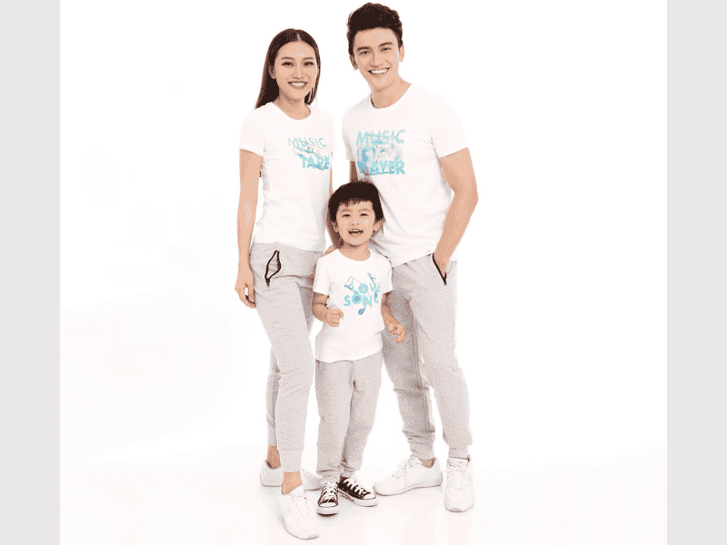 Áo phông gia đình cổ tròn kết hợp với Quần jogger