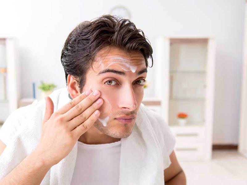 Có nên sử dụng sữa rửa mặt trị mụn cho nam hàng ngày hay không