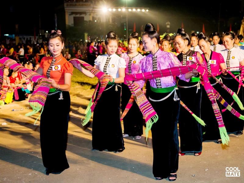 Phụ kiện trang phục của người phụ nữ dân tộc Thái trắng