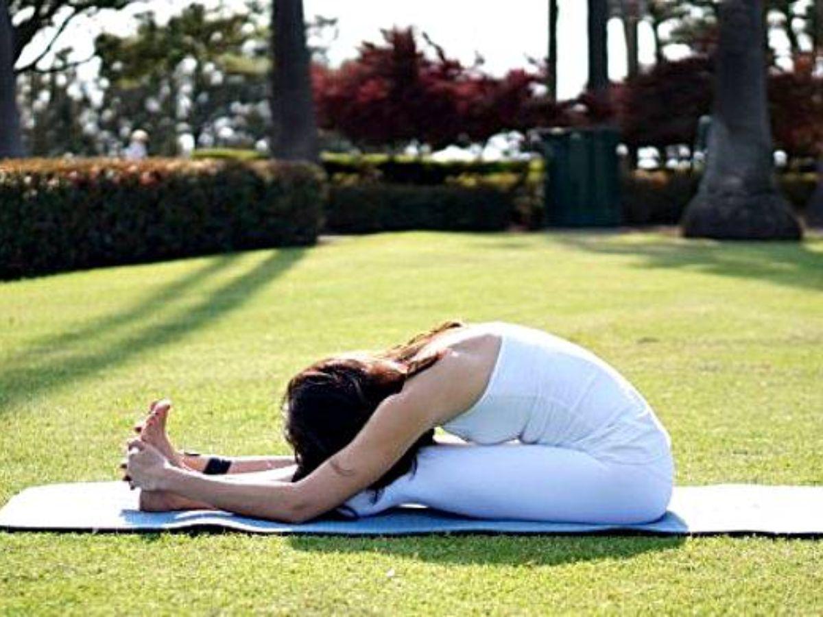 Paschimottanasana thúc đẩy quá trình tiêu hóa khỏe mạnh