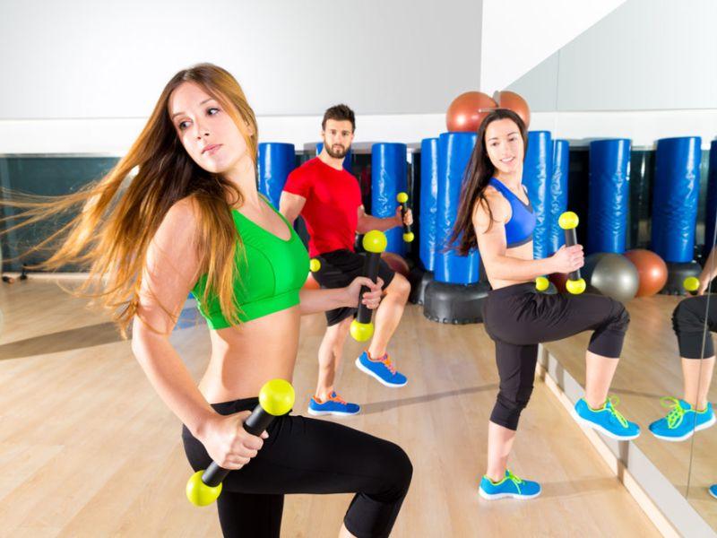 Zumba Toning là sự kết hợp độc đáo giữa các động tác Zumba truyền thống và việc sử dụng tạ nhẹ